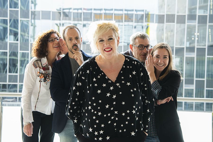 Silvia Tarragona i la resta de l'equip del programa 'De boca a orella'