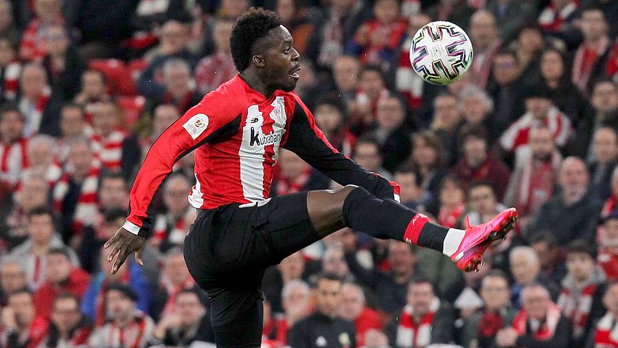 Iñaki Williams controla un balón en el aire