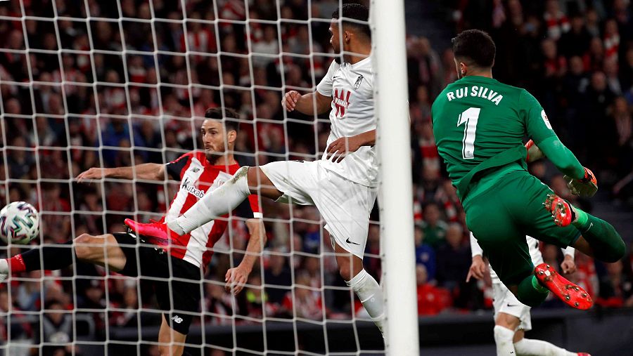  El delantero del Athletic Club de Bilbao Aritz Aduriz (i) remata frente al portero Rui Silva (d) y el venezolano Yangel Herrera (c)