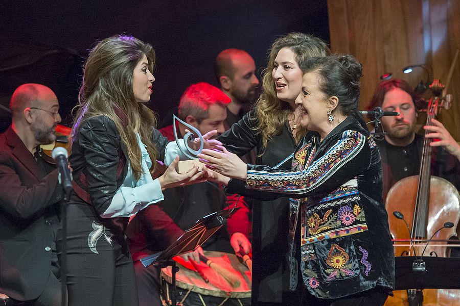 Solea Morente recibe el premio de manos de su hermana Estrella y Carmen Linares