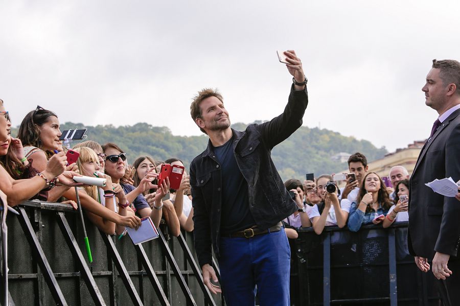 Bradley Cooper se hace fotos con los fans en el Festival de San Sebastián