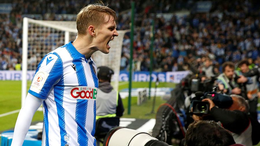 El centrocampista sueco de la Real Sociedad Martin Odegaard celebra su gol, segundo del equipo ante el Mirandés