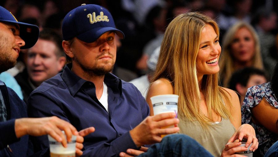 Leonardo DiCaprio y Bar Rafaeli en un partido con amigos