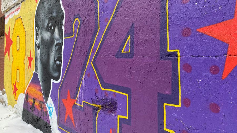 Un mural recuerda a Kobe Bryant en el United Center de Chicado, donde se celebra el Fin de Semana de las Estrellas de la NBA.