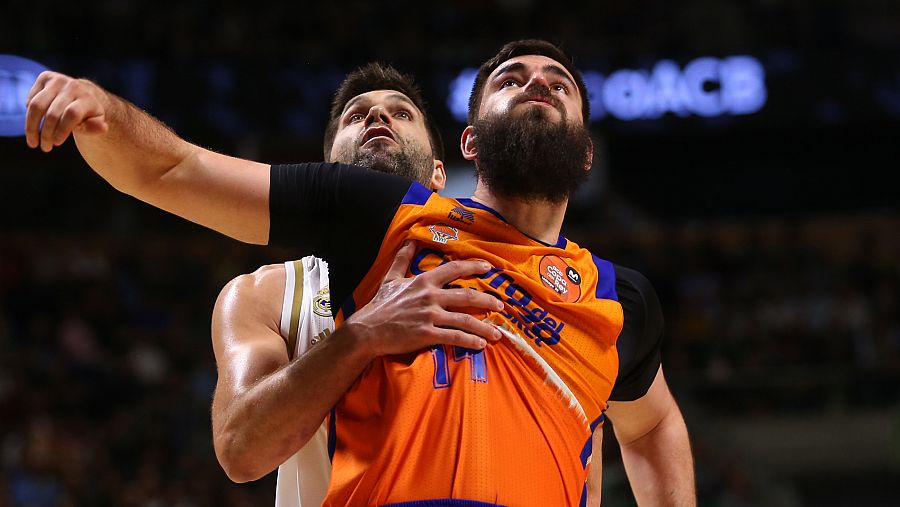 Bojan Dubljevic, en primer término, pugna un rebote con el pívot Felipe Reyes, del Madrid.