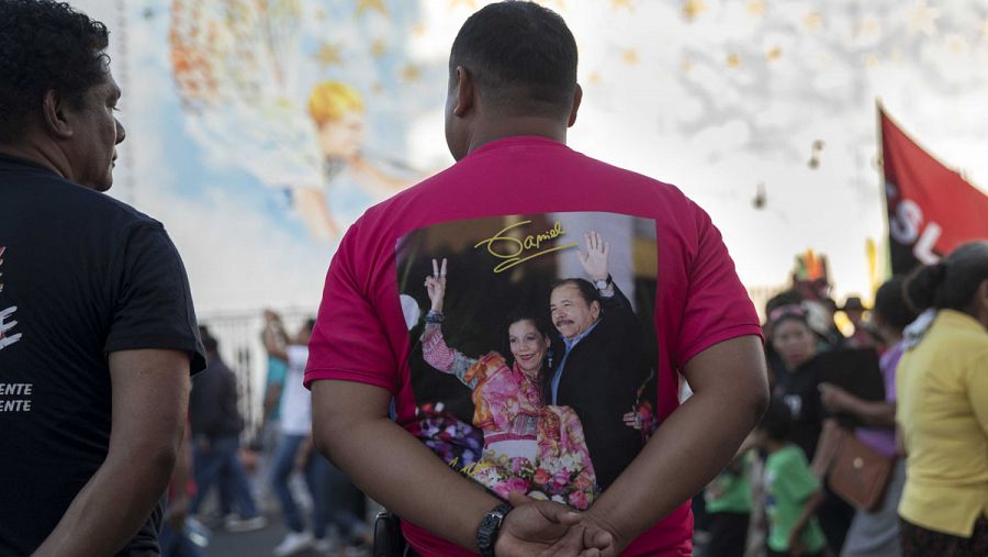 Un hombre con una camisa con la imagen del presidente de Nicaragua Daniel Ortega y su esposa Rosario Murillo