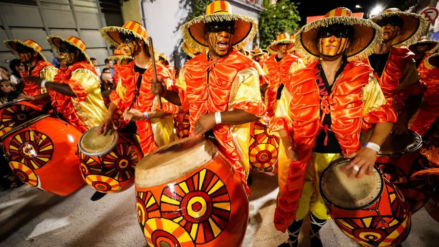 Integrantes de una comparsa tocan los tambores durante el Desfile de Llamadas, en Montevideo (14/02/2020)