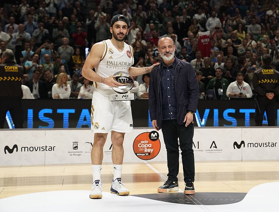 Facundo Campazzo recibe el trofeo de MVP de la Copa.