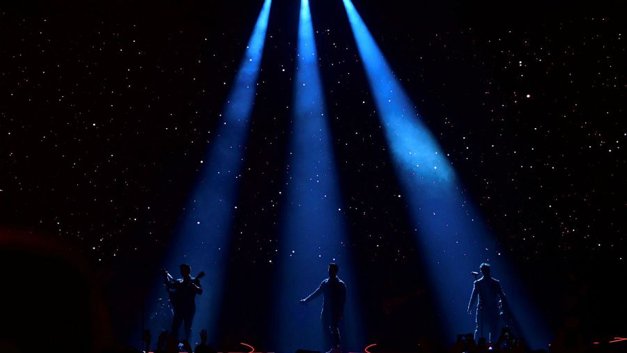 Los integrantes del grupo estadounidense Jonas Brothers (Nick, Joe y Kevin) durante el concierto que han ofrecido en el Wizink Center de Madrid.