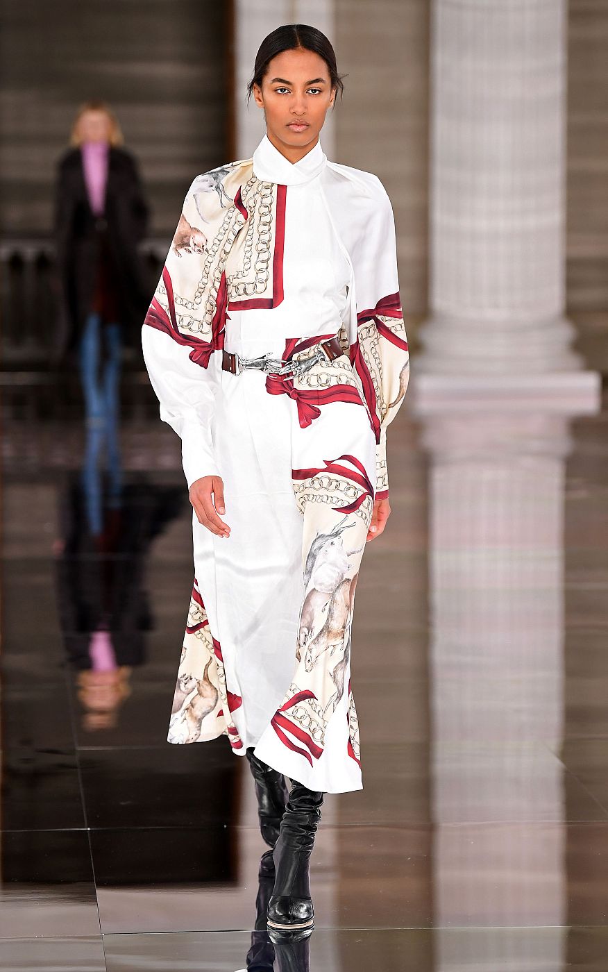 Victoria Beckham presenta en la LFW vestidos vaporosos, con estampados clásicos y corte midi