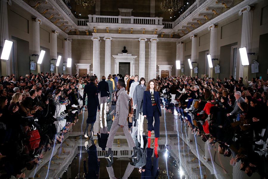 Las modelos cierran el vestido de Victoria Beckham en la London Fashion Week