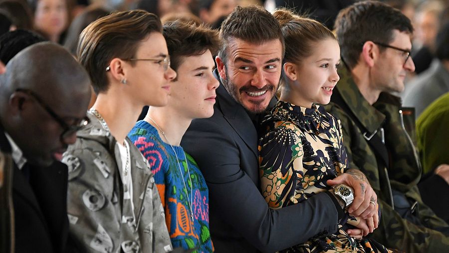 La familia de Victoria Beckham en el desfile de la London Fashion Week. De izquierda a derecha: Romeo, Cruz, David y Harper