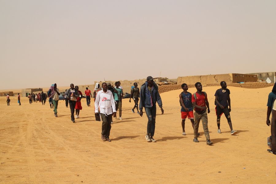  Abandonados en el desierto, los migrantes deben caminar unos 15 kms hasta la aldea de Assamaka. Suelen llegar agotados, sin nada