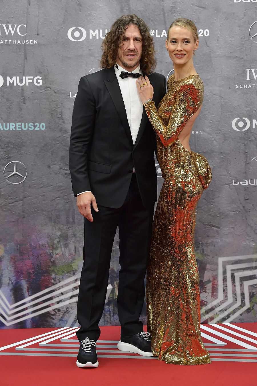 Carles Puyol en los Premios Laureus con su pareja, la modelo Vanesa Lorenzo. El ex futbolista acude como miembro de la academia del deporte