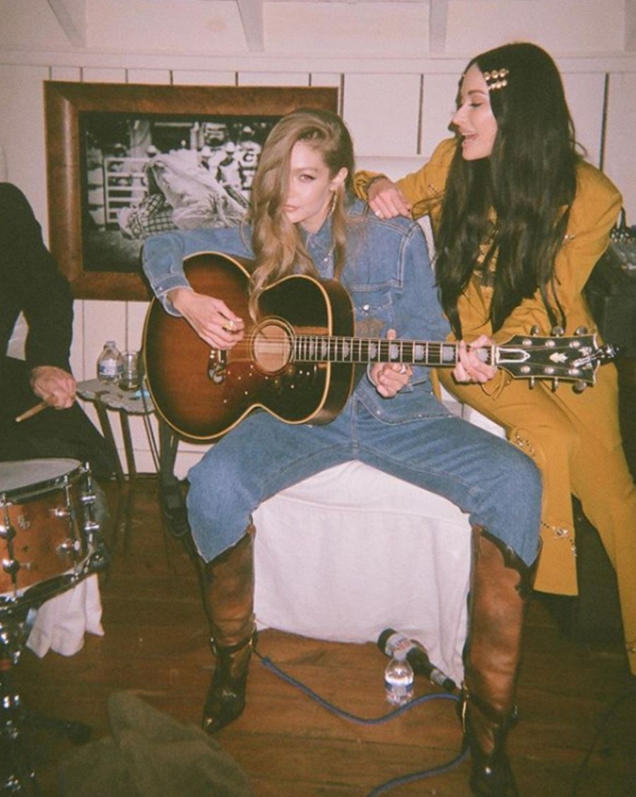 Gigi Hadid con la cantante Kacey Musgraves