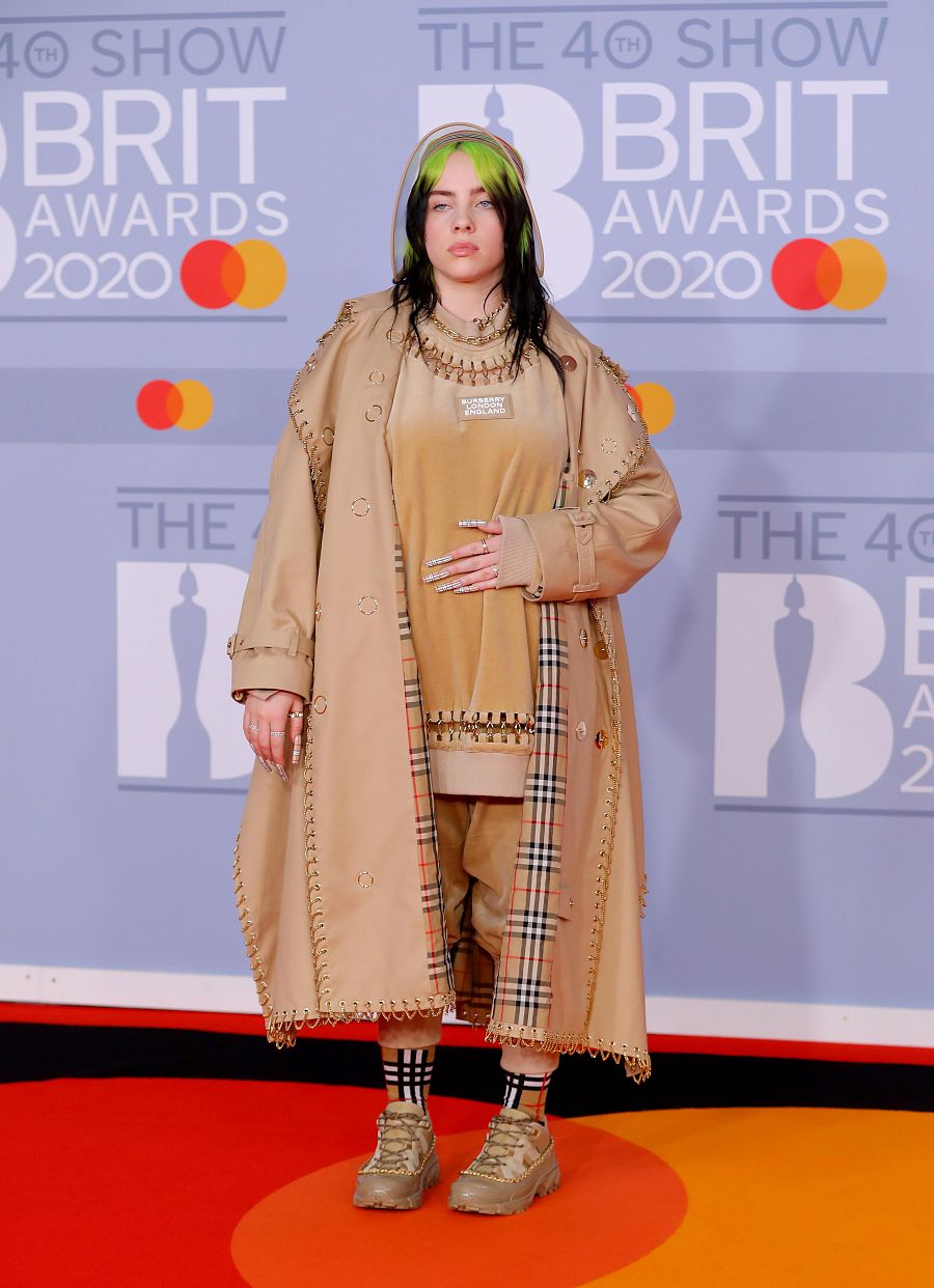 La cantante norteamericana Billie Eilish  en los British Awards con un conjunto Burberry extra grande