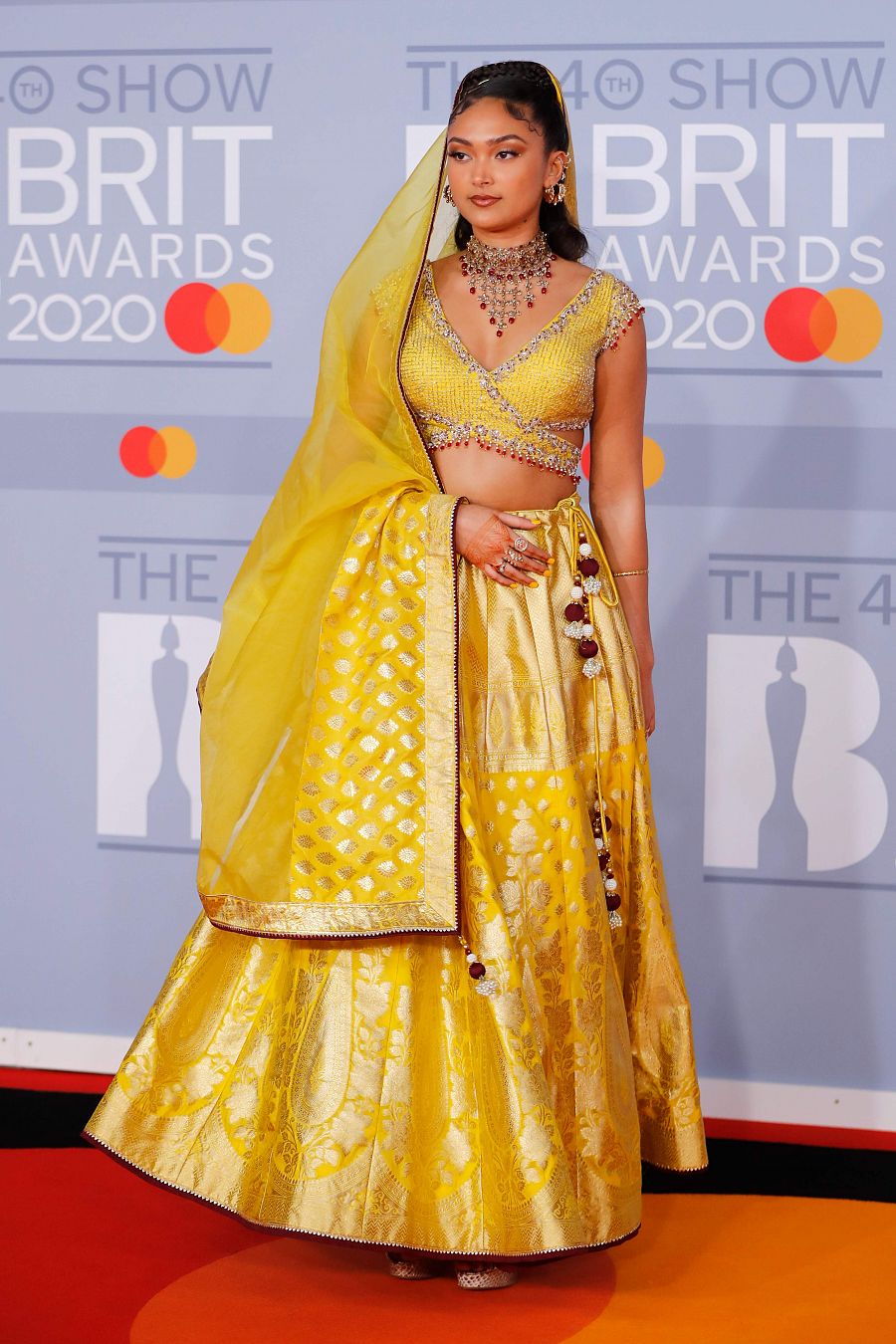 La cantautora Joy Crookes, fiel a sus raíces con un tres piezas amarillo de inspiración india