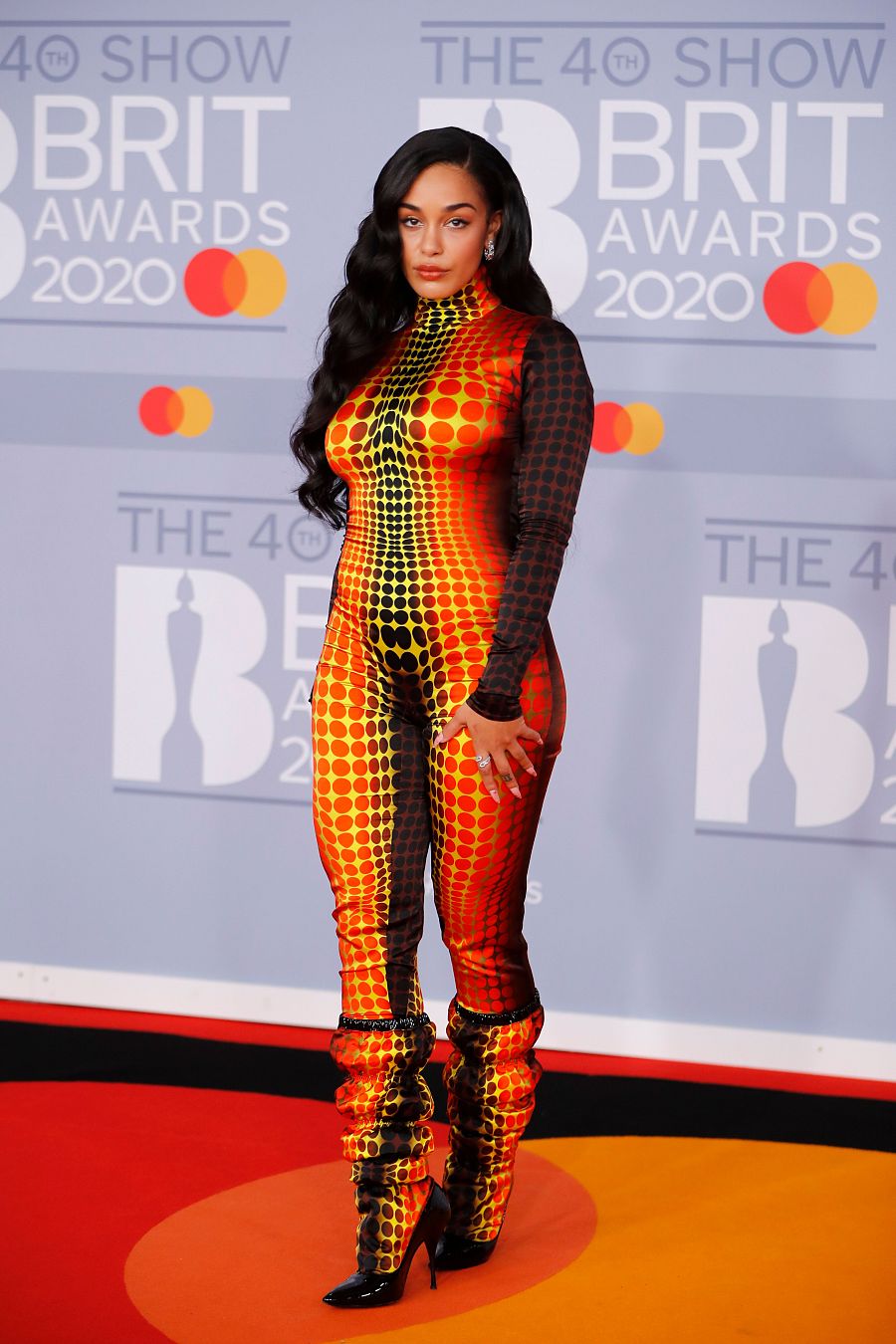 La cantante británica Jorja Smith en los Brits 2020 con un mono multicolor muy vivo y ajustado