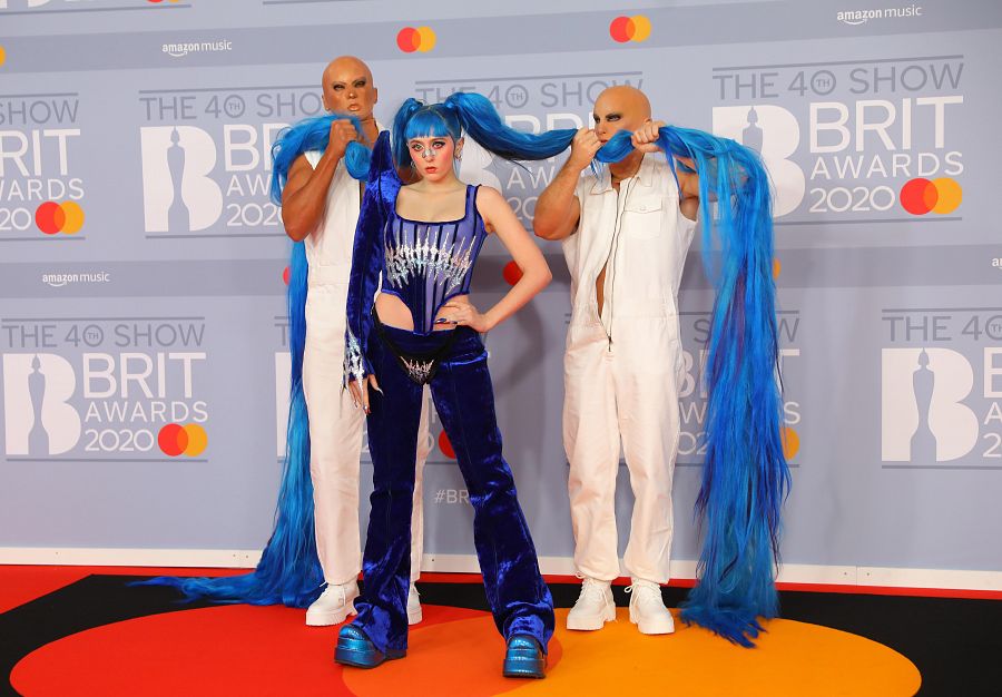 La cantante norteamericana Ashnikko llega a los Brit Awards 2020 con un estilo manga y con ayuda para sujetar sus coletas azules