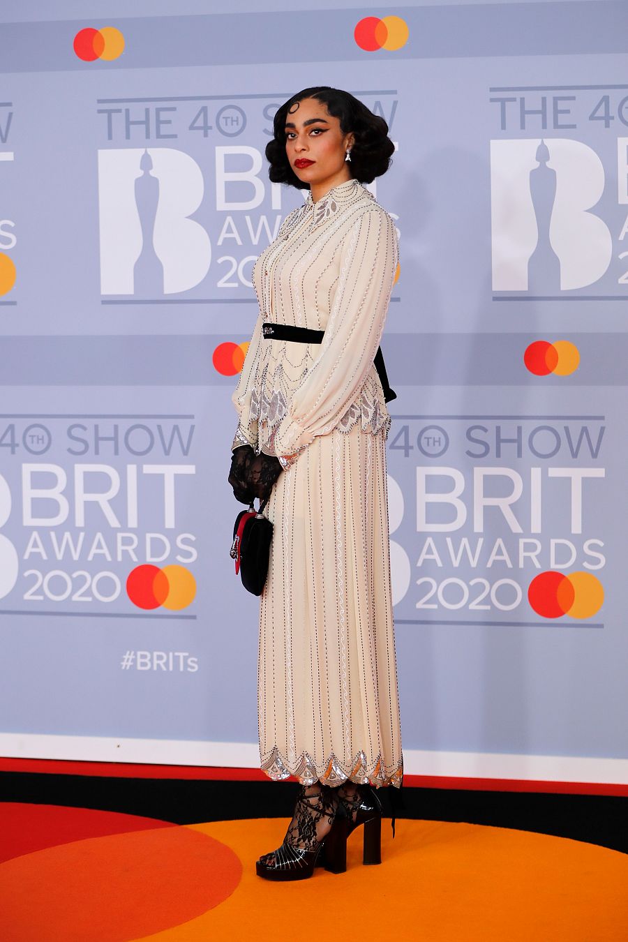  La cantautora norteamericana Celeste con un vestido y peinado de inspiración años 20 en los Brit 2020