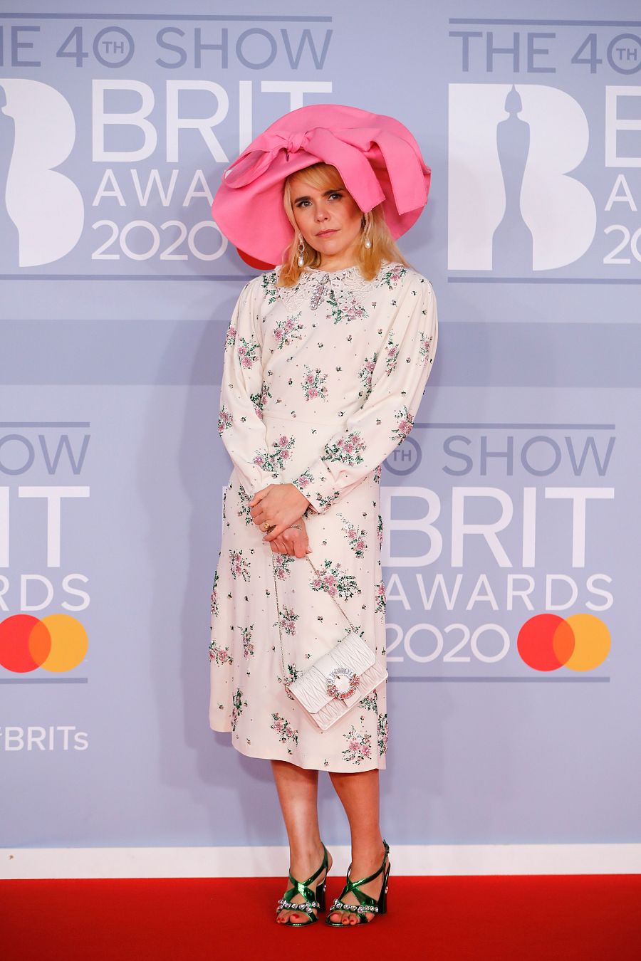 La cantautora brtitánica Paloma Faith en los Bristh Awards con un estilo ¿dolly? Es complicado de definir
