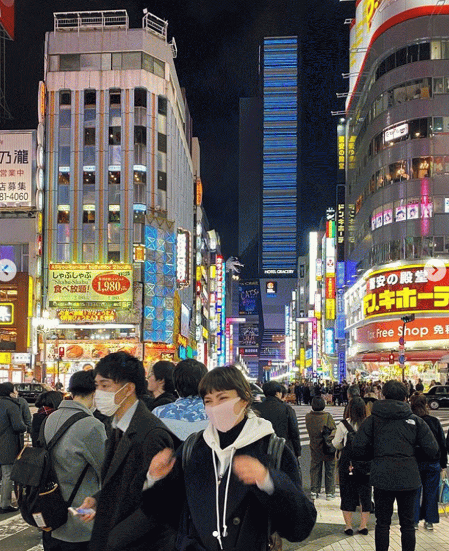 Úrsula Corberó pasea por las calles de Tokio con una mascarilla rosa palo ante la alerta mundial por el coronavirus declarada por la OMS