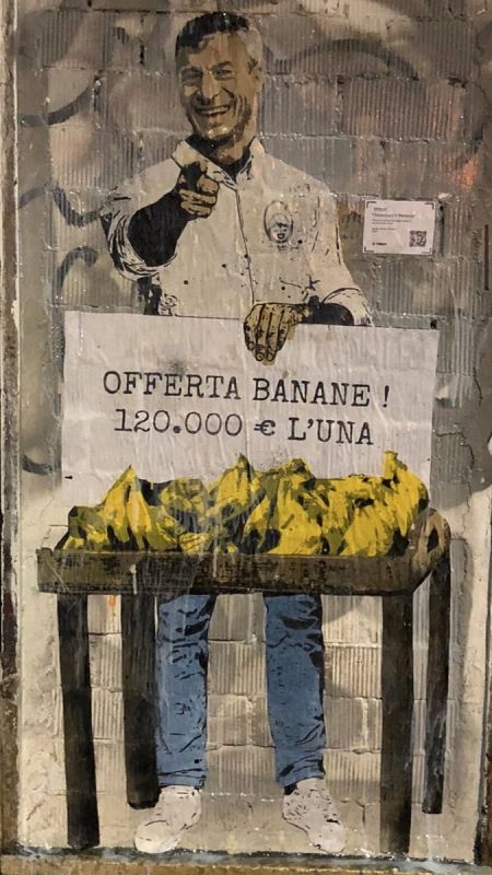 Este graffiti hace referencia a la obra de Mauricio Cattelan, valorada en 120.000 euros.