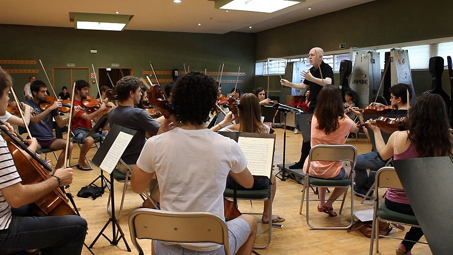 Jesús López Cobos ensayando con la orquesta