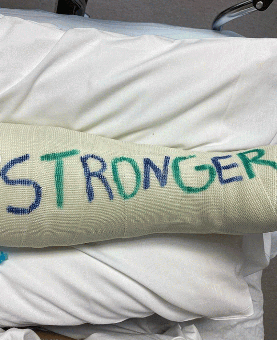 La escayola que le han puesto a Britney Spears porque se ha roto el pie que le llega hasta la rodilla. Su novio, Sam, le ha firmado con la palabra 