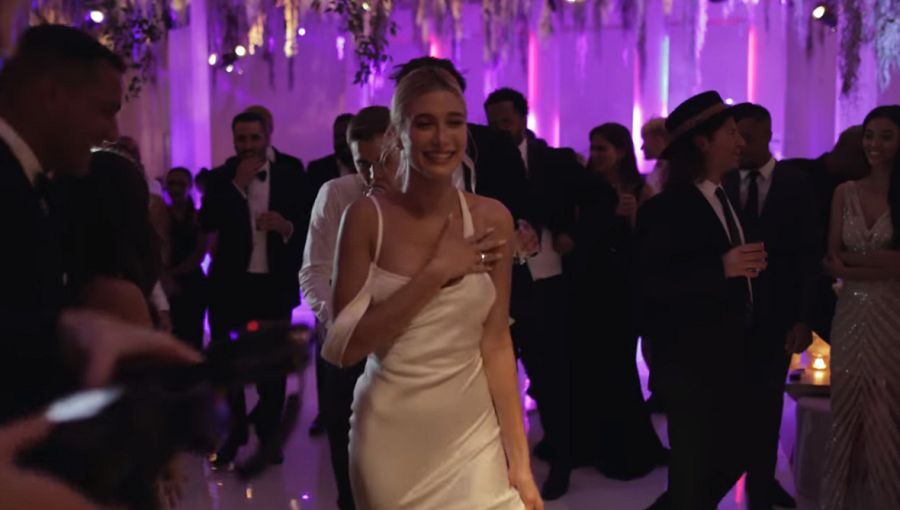 Hailey Bieber se cambió dos veces de vestido durante la fiesta