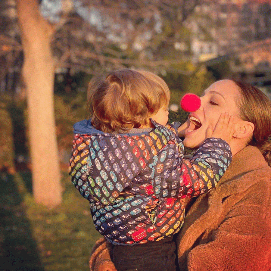 Eva González en una foto que ha subido a sus redes con su hijo Cayetano en brazos que se divierte con la nariz de payasa que se ha puesto su madre en pleno carnaval