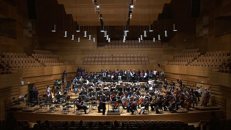 El programa acompaña al maestro a los ensayos con diversas orquestas