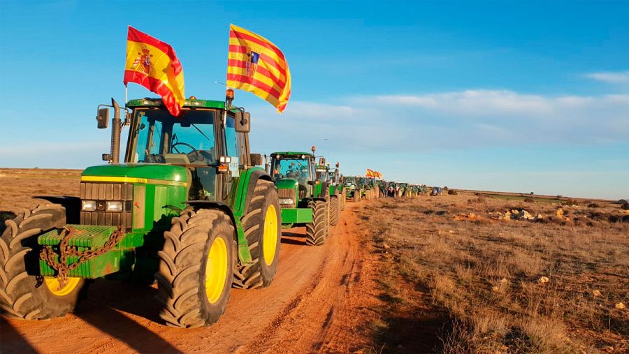 Agricultores de Cubell, en Zaragoza, se dirigen a la manifestación de Molina de Segura