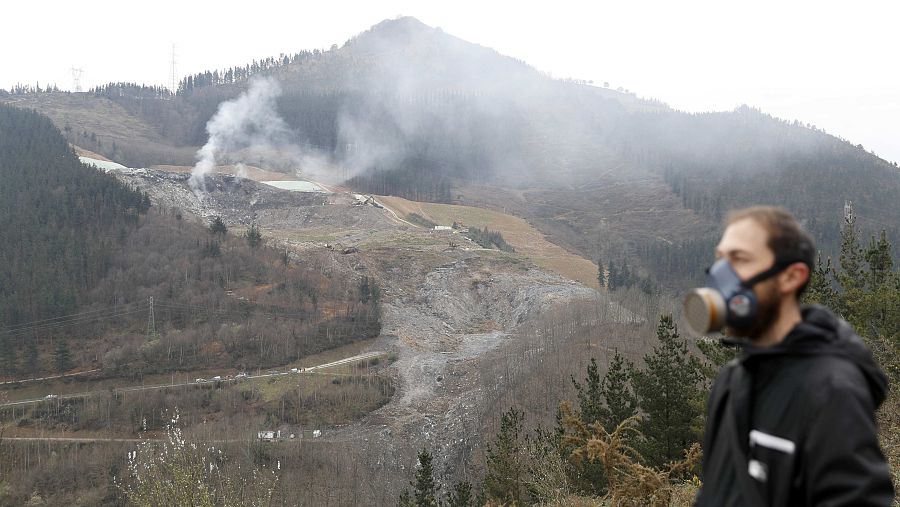 La descomposición de la materia orgánica genera metano y otros gases, lo que produce inestabilidad en los vertederos.