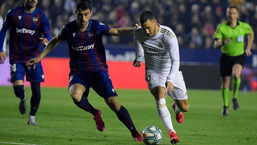 Hazard trata de supera a Sergio Postigo