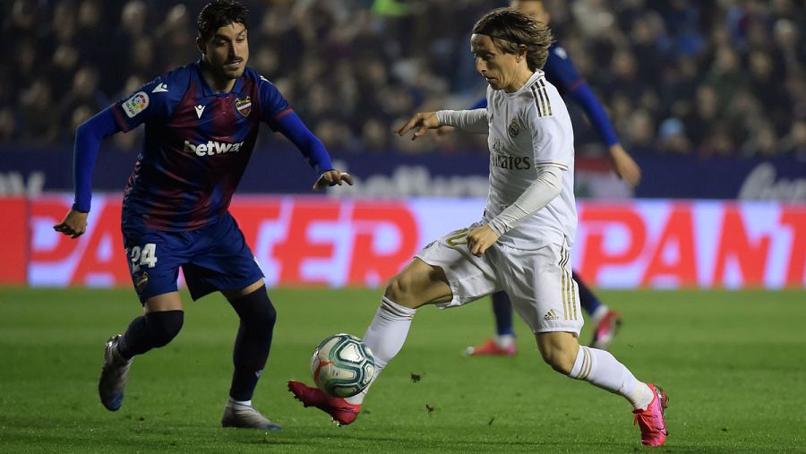 José Campaña disputa un balón con Luka Modric