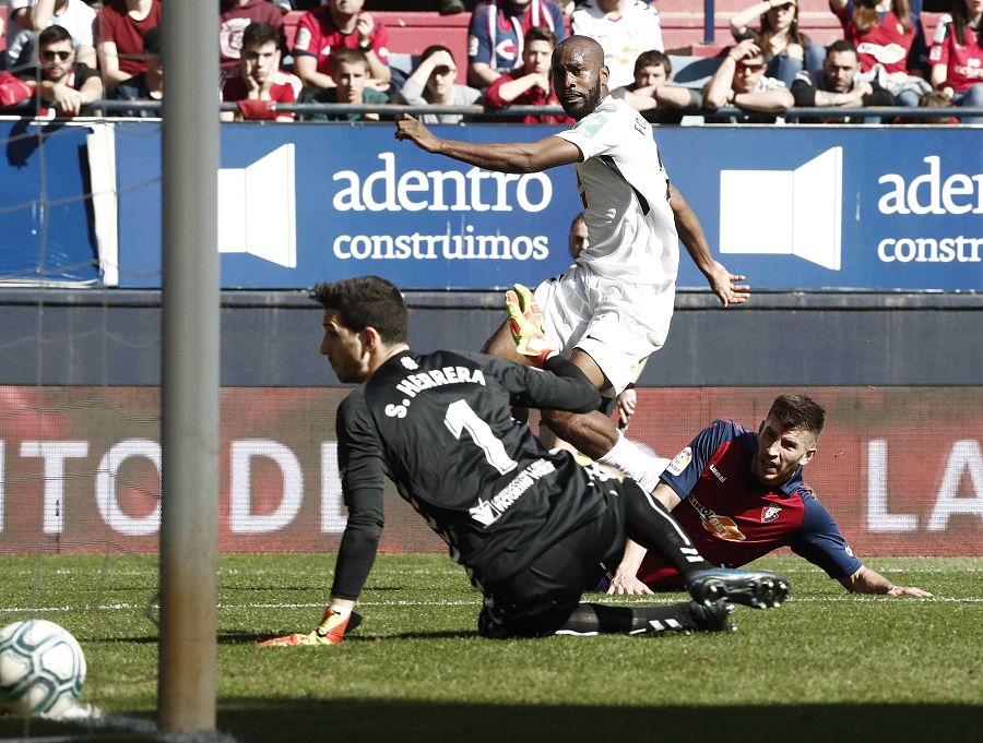 El defensor francés Dimitri Foulquier (c) del Granada, marca gol
