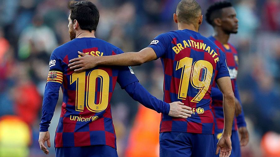 El danés del Barcelona Martin Braithwaite (d) y el delantero argentino Lionel Messi