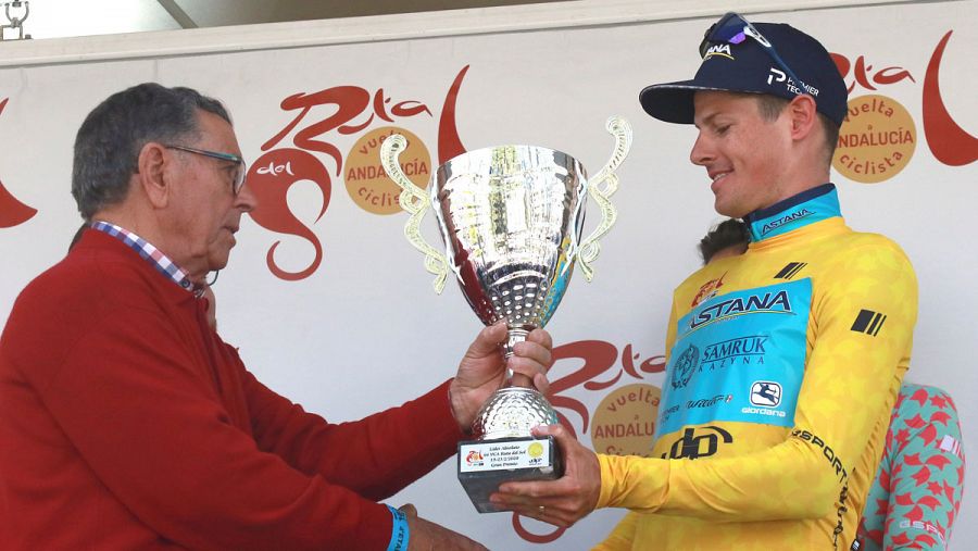 Fuglsang recibe el trofeo al liderar tras la cuarta etapa