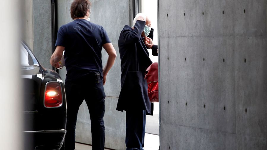 El diseñador Giorgio Armani se protege con una mascarilla a su llegada a la semana de la moda de Milán.