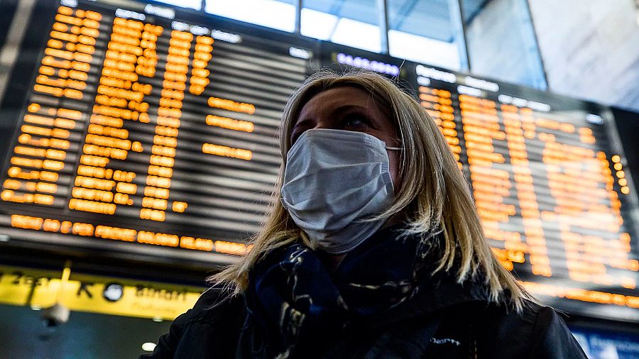 Una mujer con mascarilla en el aeropuerto de Roma (Italia)