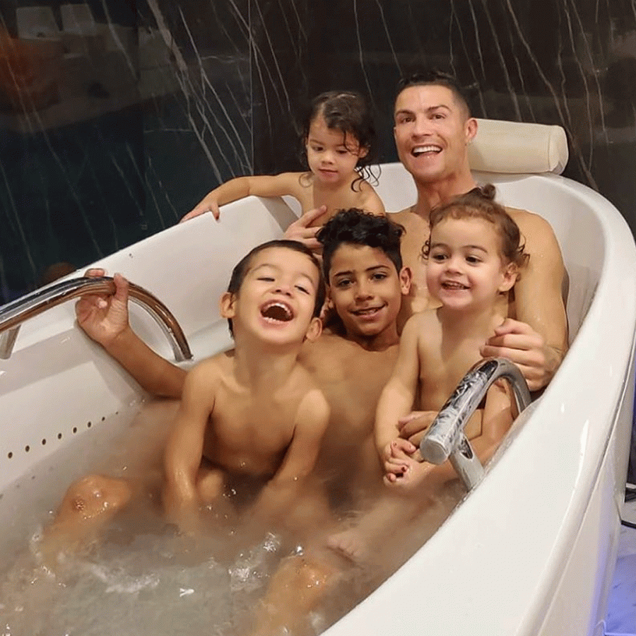 Cristiano Ronaldo en la bañera con sus hijos