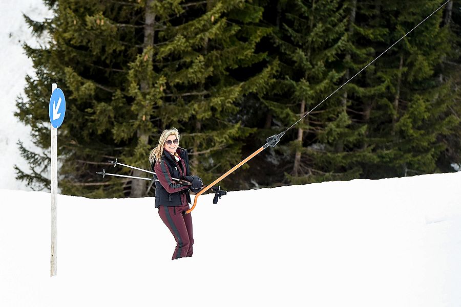 La reina Máxima posando en la nieve en el resort de Lech, Austria