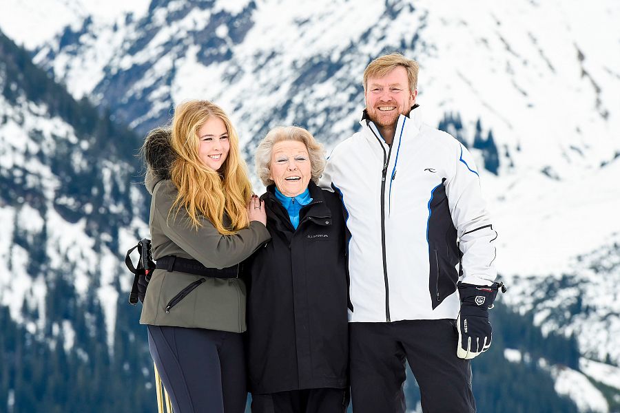 El rey Guillermo Alexander con la princesa Amalia y la princesa Beatriz