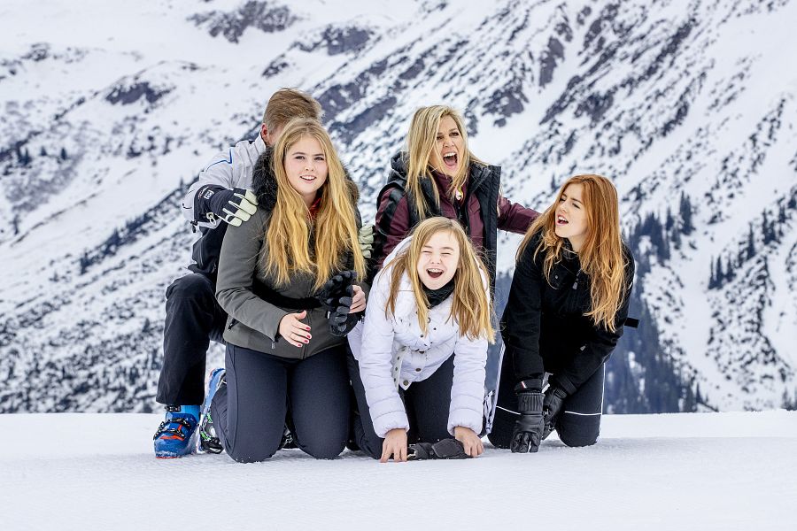 Los reyes de Holanda con sus hijas Amalia, Alexia y Ariana, y la princesa Beatriz