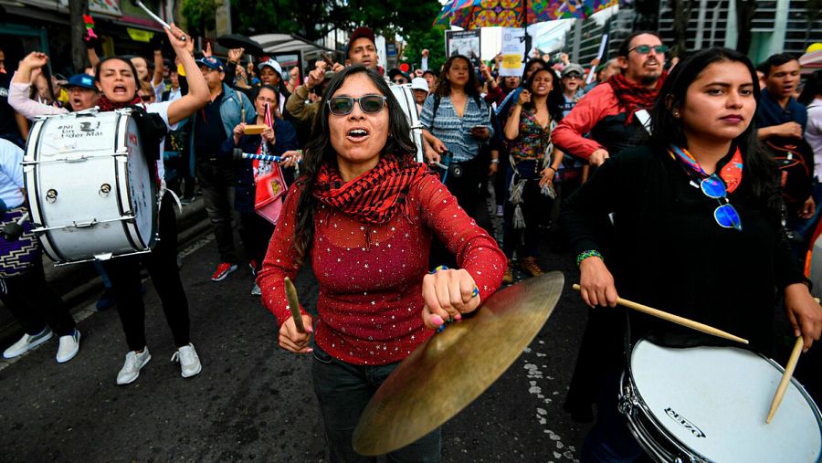 Manifestación de profesores y profesoras en Bogotá para exigir mejoras en Educación. Foto: Juan BARRETO / AFP