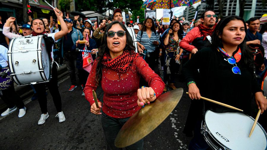 Manifestación de profesores y profesoras en Bogotá para exigir mejoras en Educación. Foto: Juan BARRETO / AFP
