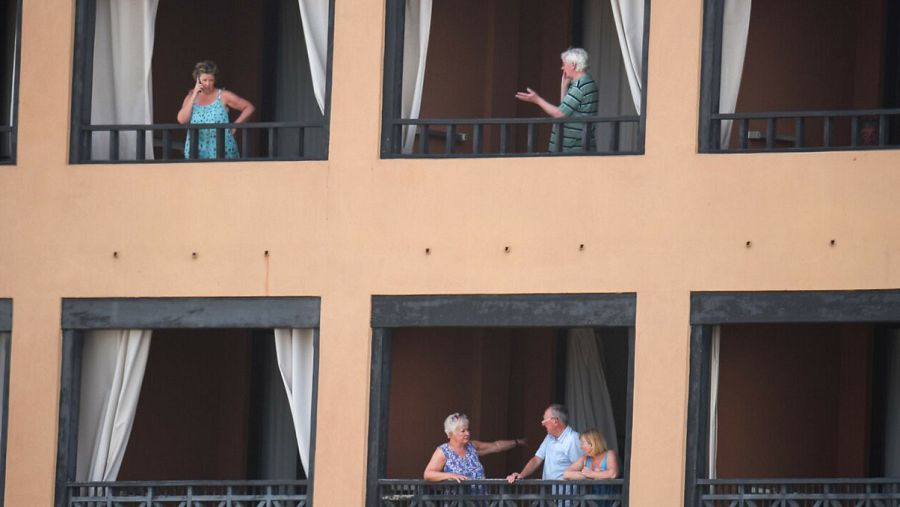 Turistas en el hotel H10 Costa Adeje Palace, vigilado tras declararse dos casos de coronavirus. DESIREE MARTIN / AFP