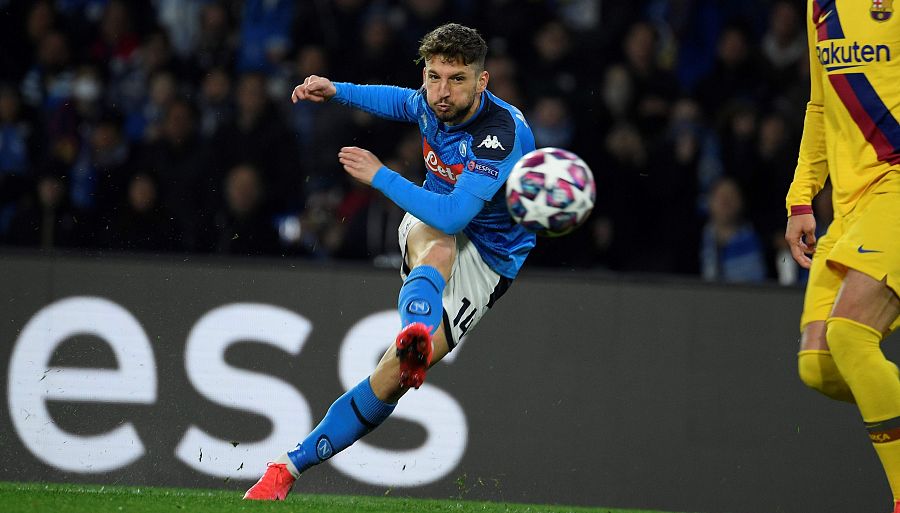 El delantero del Nápoles, Dries Mertens, dispara a la portería del FC Barcelona para hacer el primer gol del e