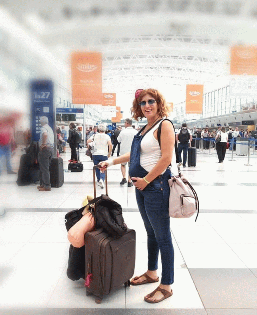 La novia de Anabel Alonso, Heidi Steinhardt, embarazada, posa en el aeropuerto de Buenos Aires antes de regresar a España